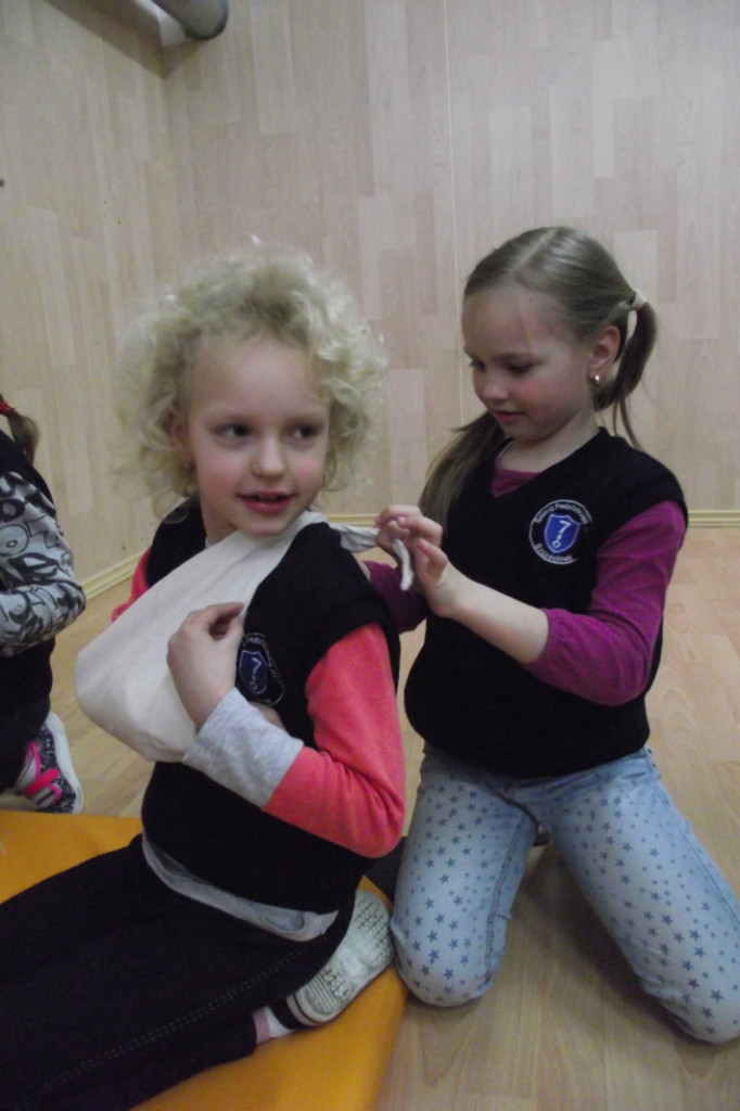 Pierwszoklasiści SP7 na warsztatach pierwszej pomocy