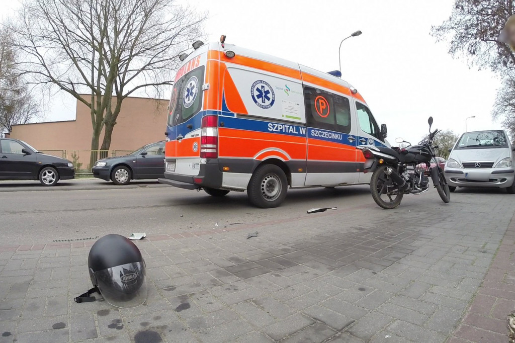 Samochód uderzył w motocykl