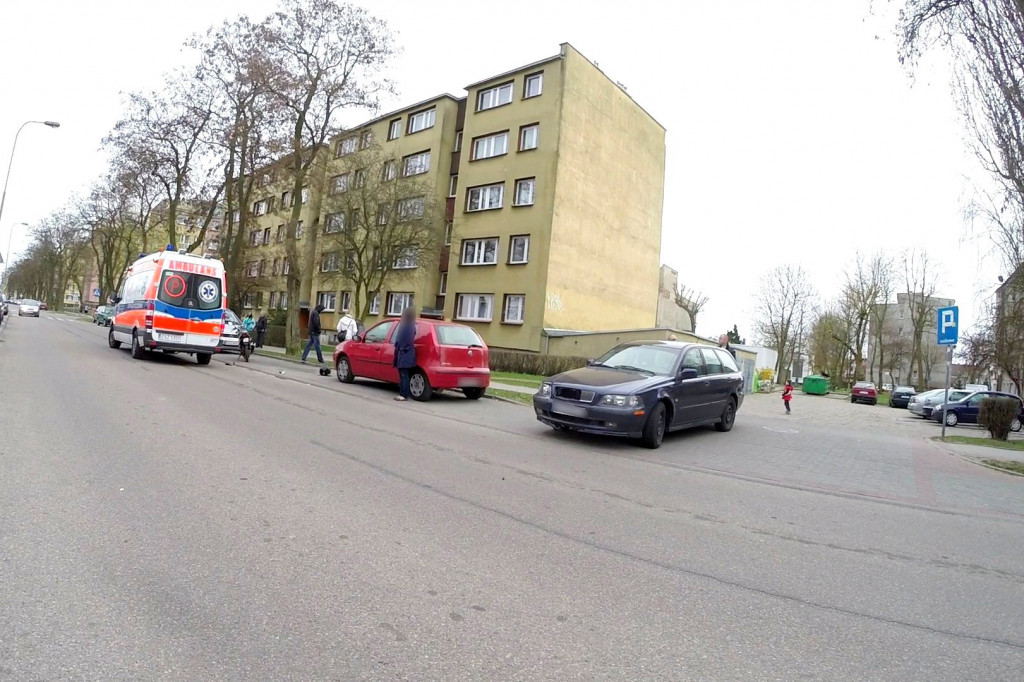 Samochód uderzył w motocykl