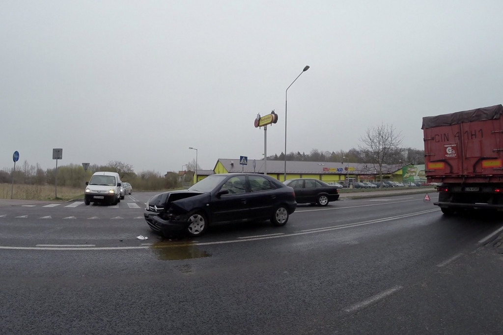 Kolizja dwóch osobówek na Narutowicza