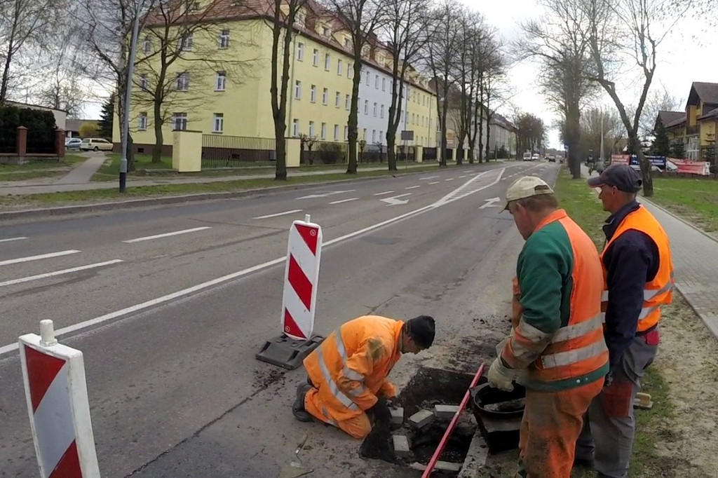 Drogowcy zabrali się za zapadnięte studzienki