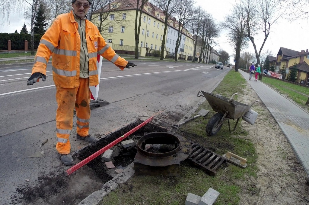 Drogowcy zabrali się za zapadnięte studzienki