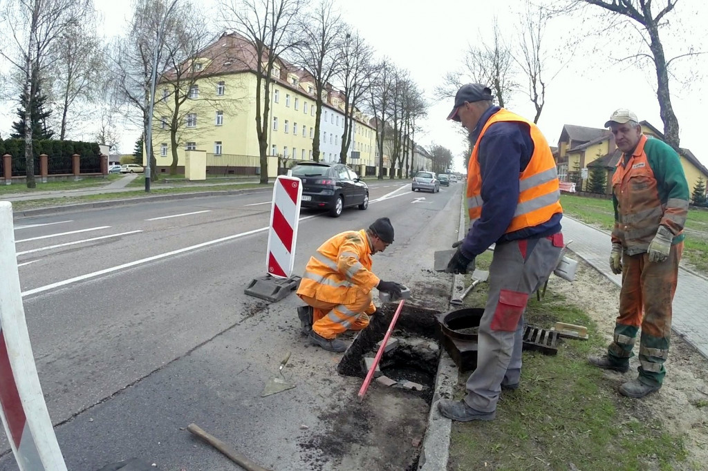 Drogowcy zabrali się za zapadnięte studzienki