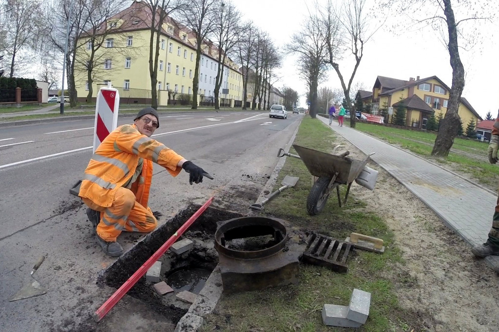 Drogowcy zabrali się za zapadnięte studzienki