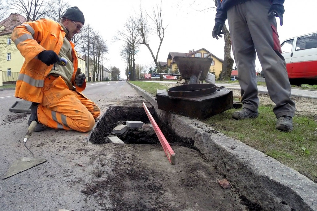 Drogowcy zabrali się za zapadnięte studzienki