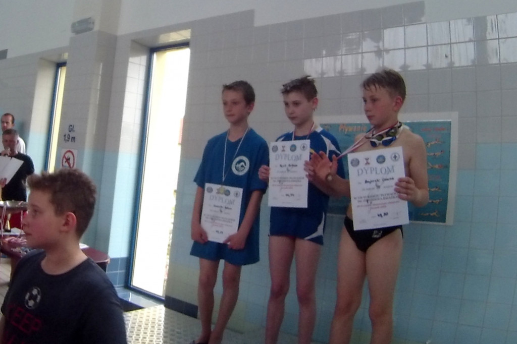 Worek medali młodych pływaków z MKP Szczecinek