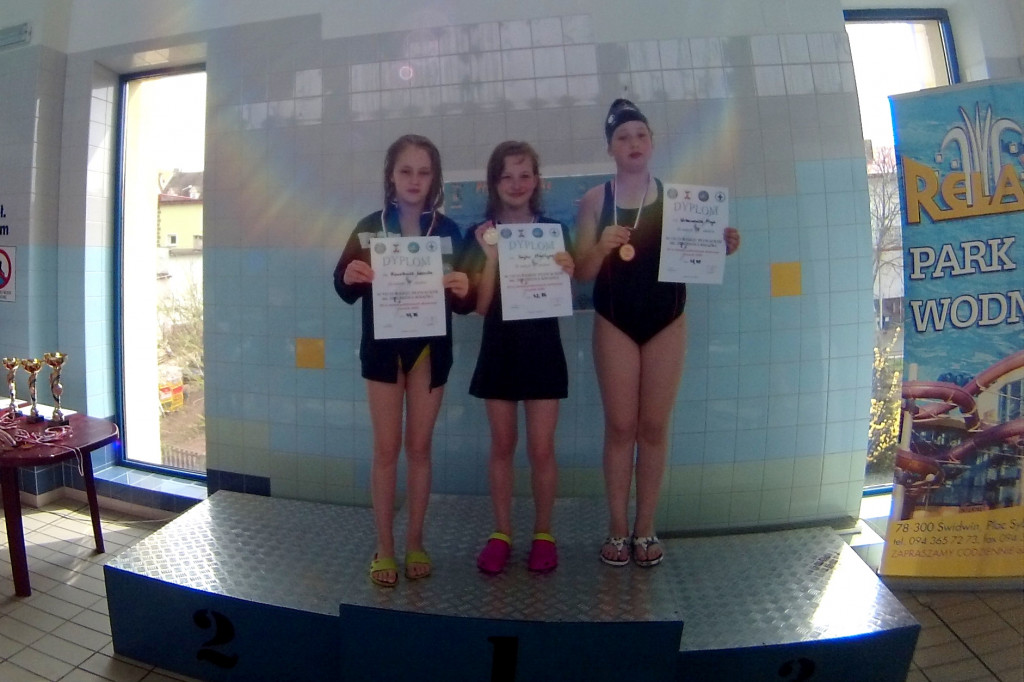 Worek medali młodych pływaków z MKP Szczecinek