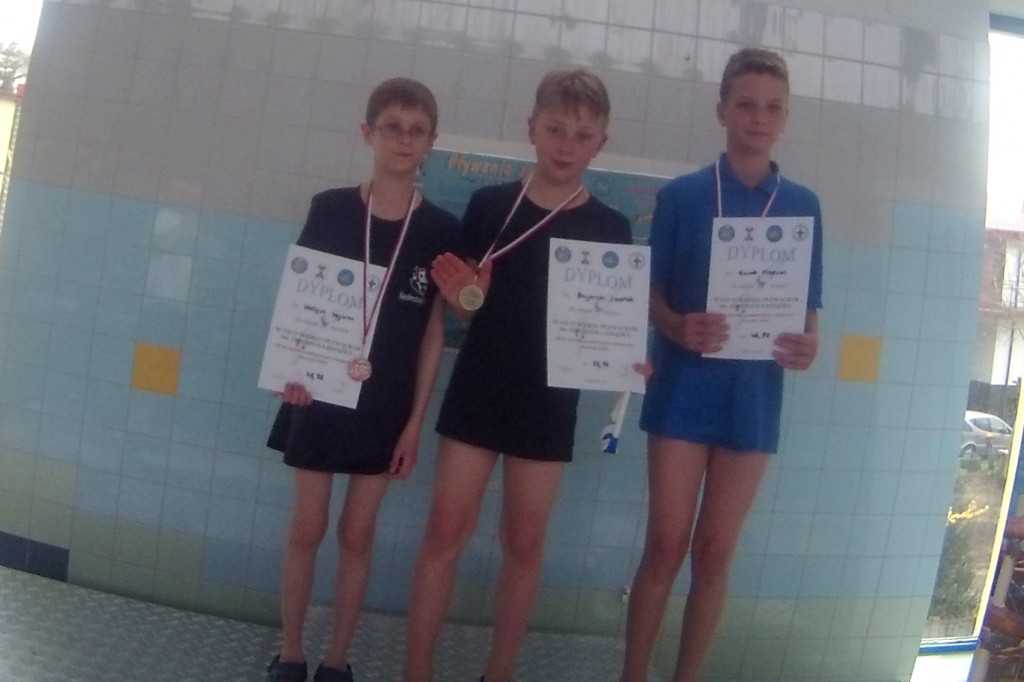 Worek medali młodych pływaków z MKP Szczecinek