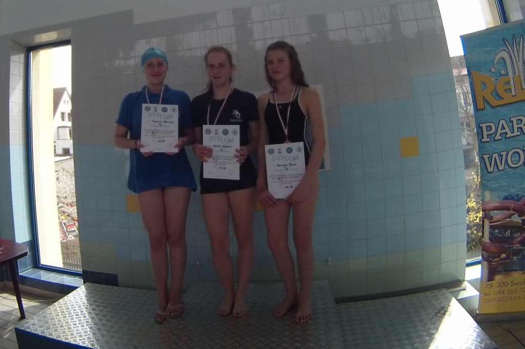 Worek medali młodych pływaków z MKP Szczecinek