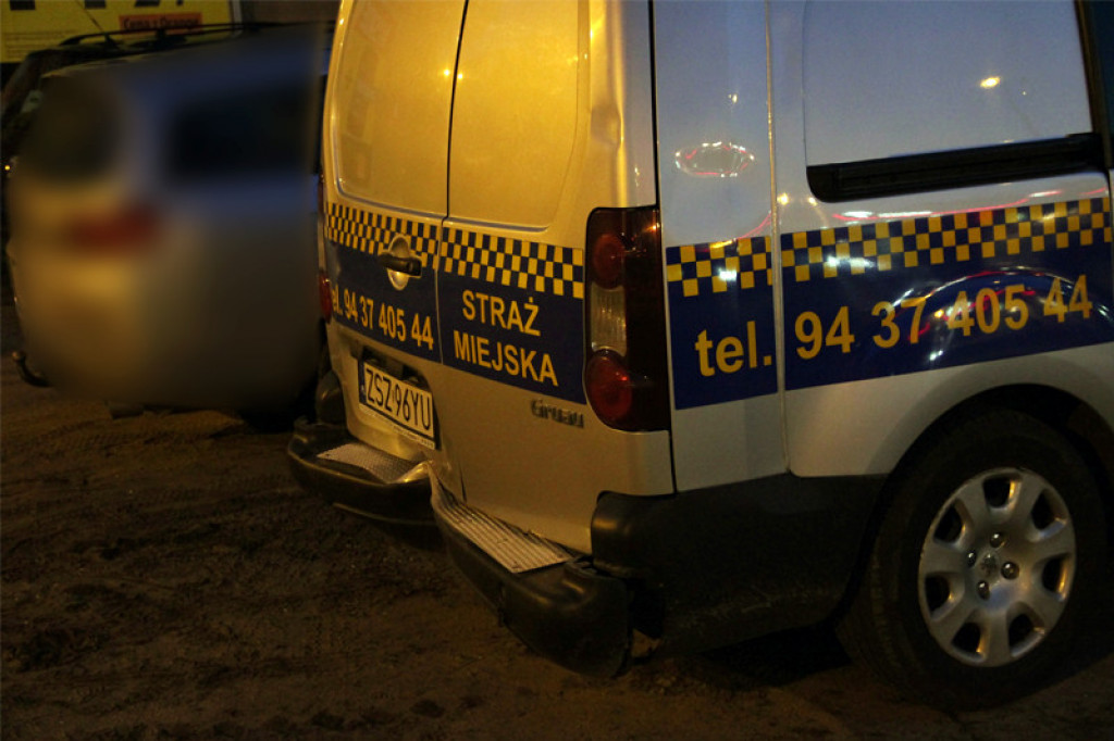 Kraksa przed przejściem dla pieszych. Radiowóz Straży Miejskiej rozbity