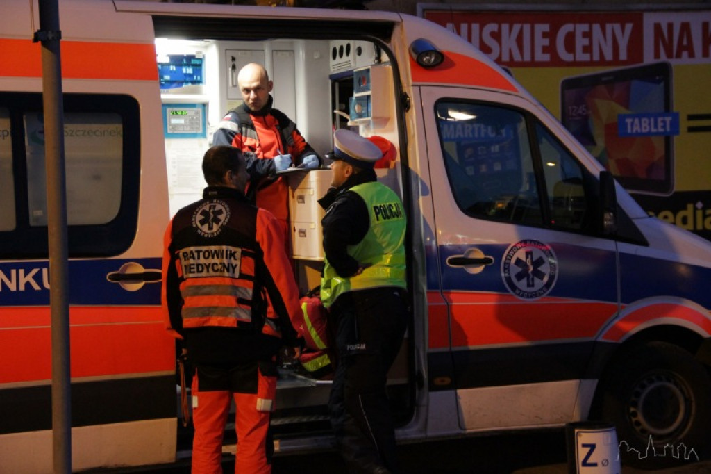 Kraksa przed przejściem dla pieszych. Radiowóz Straży Miejskiej rozbity