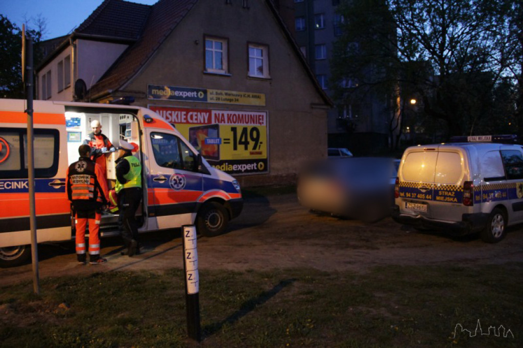 Kraksa przed przejściem dla pieszych. Radiowóz Straży Miejskiej rozbity