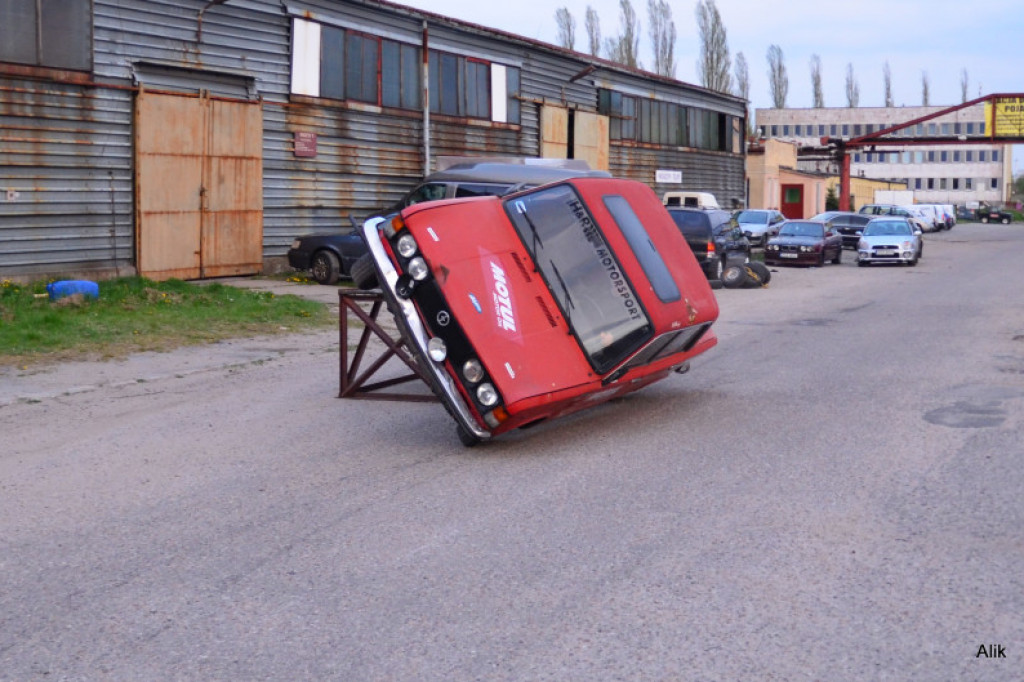 Za kierownicą kaskader Zbyszek Litwiniak / fot. Alik Buczacki