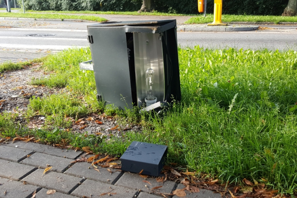 Nie zmieścił się na zakręcie. Skosił latarnię