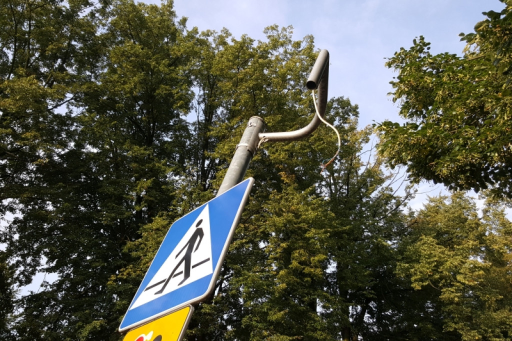 Nie zmieścił się na zakręcie. Skosił latarnię