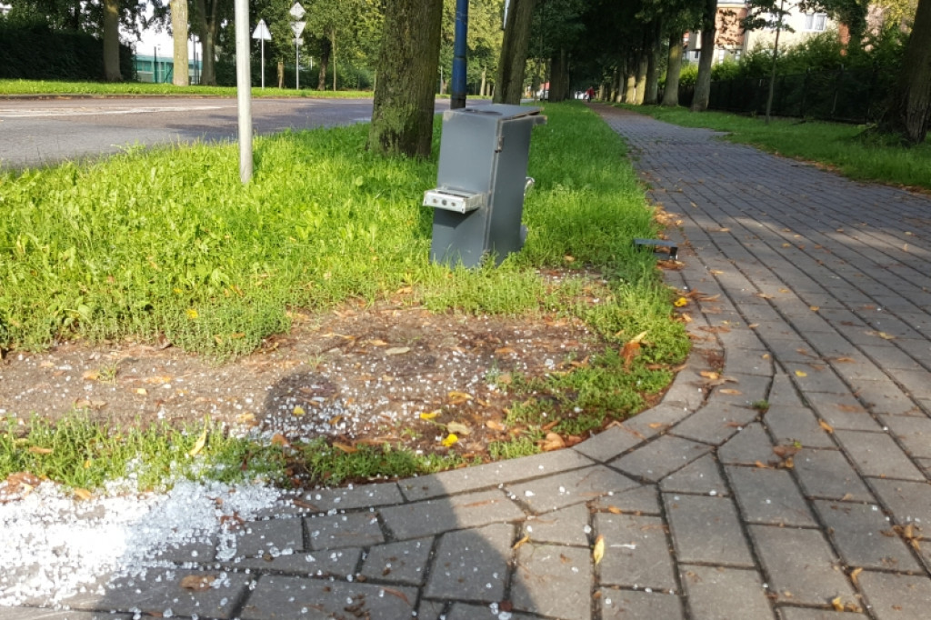 Nie zmieścił się na zakręcie. Skosił latarnię