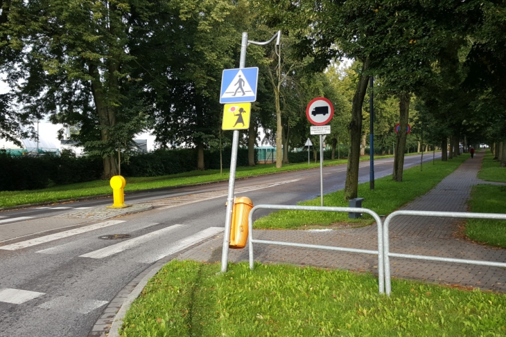 Nie zmieścił się na zakręcie. Skosił latarnię