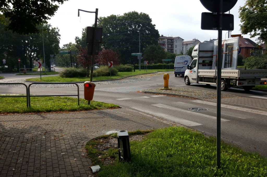 Nie zmieścił się na zakręcie. Skosił latarnię