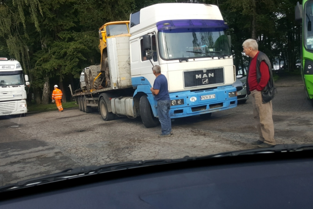 Nie zmieścił się na zakręcie. Skosił latarnię