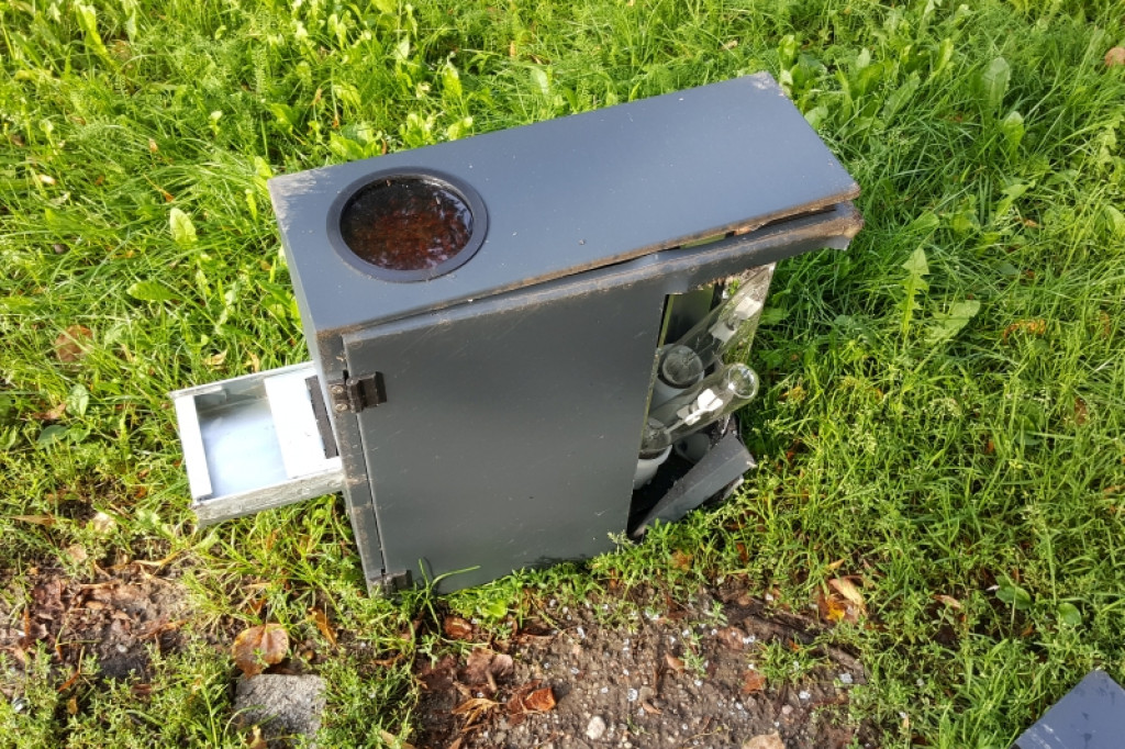 Nie zmieścił się na zakręcie. Skosił latarnię