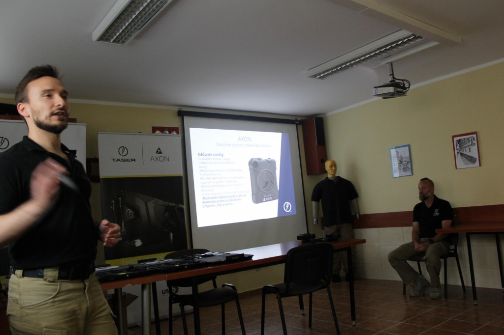 Funkcjonariusze służby więziennej z kamerami przy mundurze