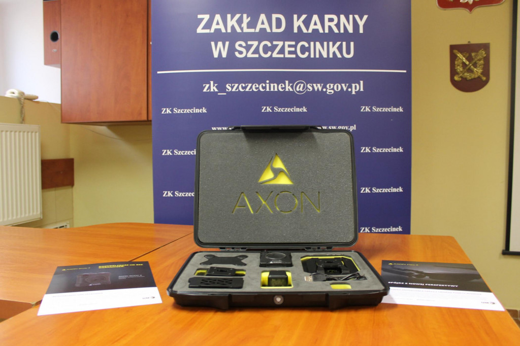 Funkcjonariusze służby więziennej z kamerami przy mundurze