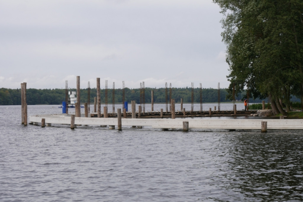 Trwa budowa dwupoziomowego pomostu na jeziorze Trzesiecko.