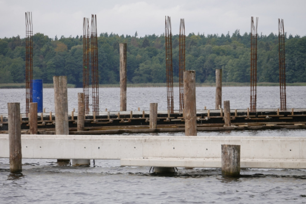 Trwa budowa dwupoziomowego pomostu na jeziorze Trzesiecko.