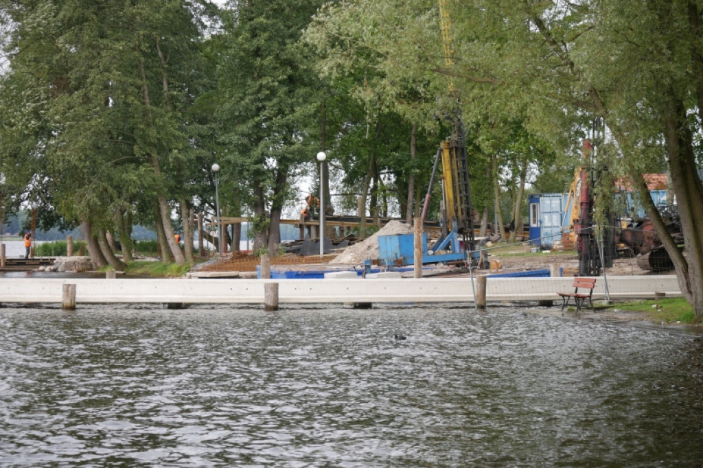 Trwa budowa dwupoziomowego pomostu na jeziorze Trzesiecko.