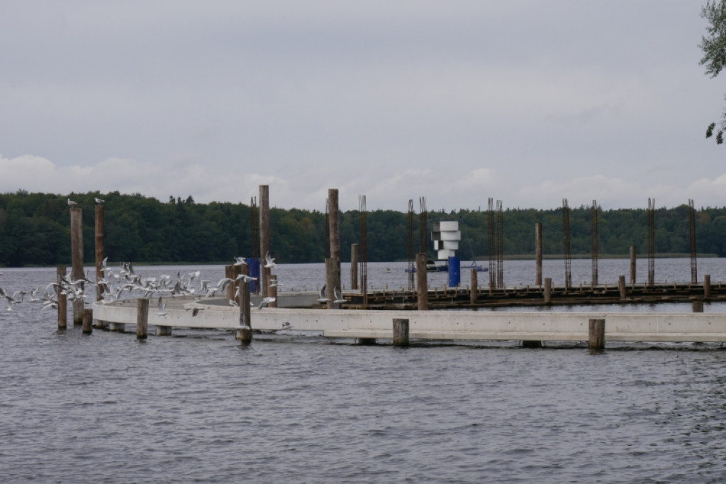 Trwa budowa dwupoziomowego pomostu na jeziorze Trzesiecko.