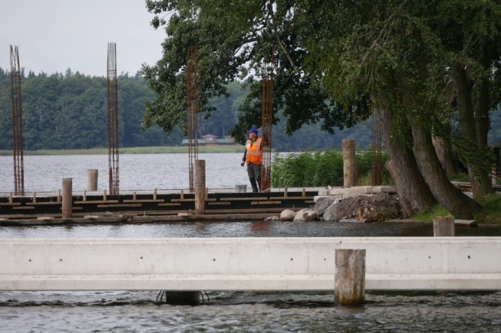 Trwa budowa dwupoziomowego pomostu na jeziorze Trzesiecko.