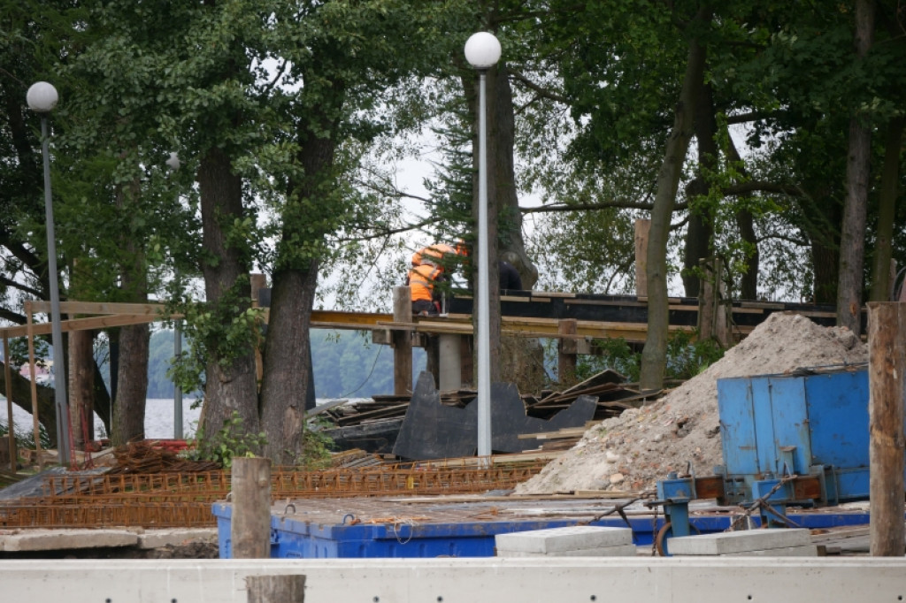 Trwa budowa dwupoziomowego pomostu na jeziorze Trzesiecko.