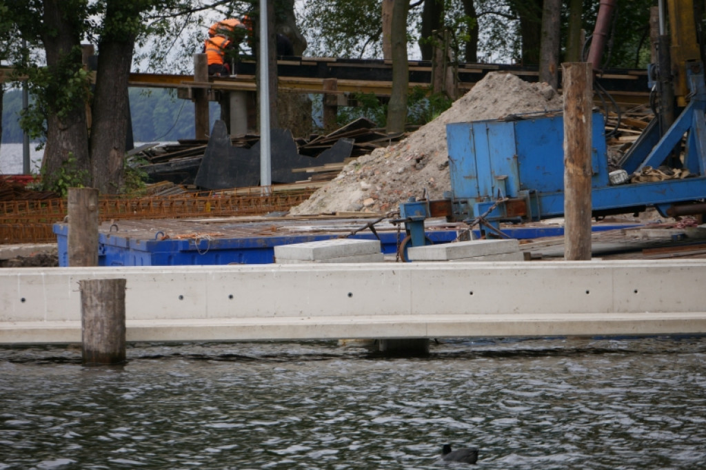 Trwa budowa dwupoziomowego pomostu na jeziorze Trzesiecko.
