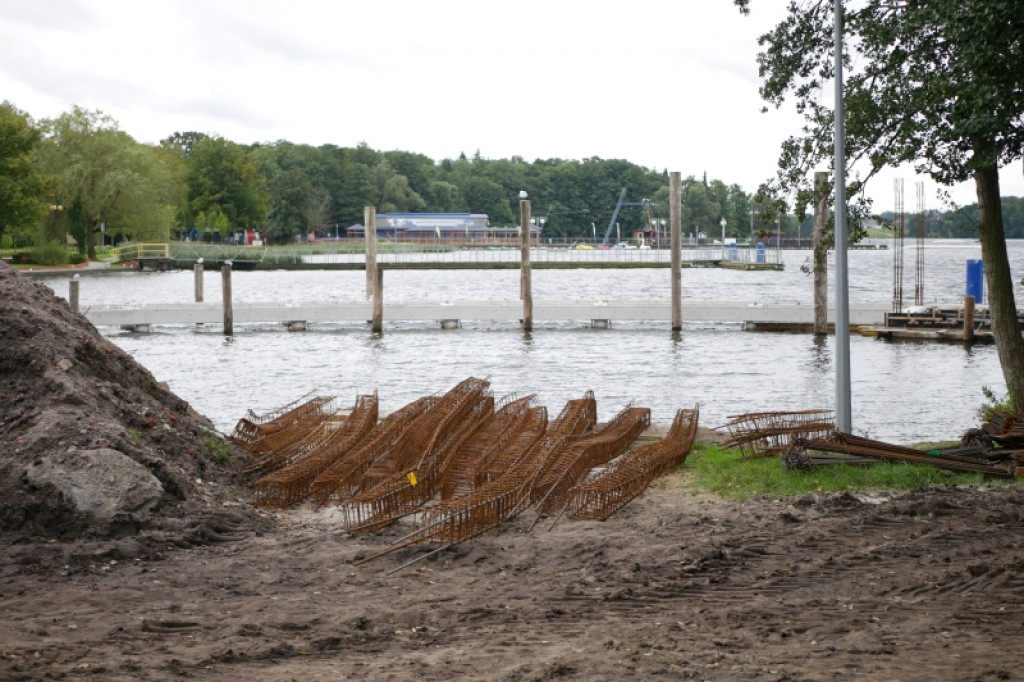 Trwa budowa dwupoziomowego pomostu na jeziorze Trzesiecko.