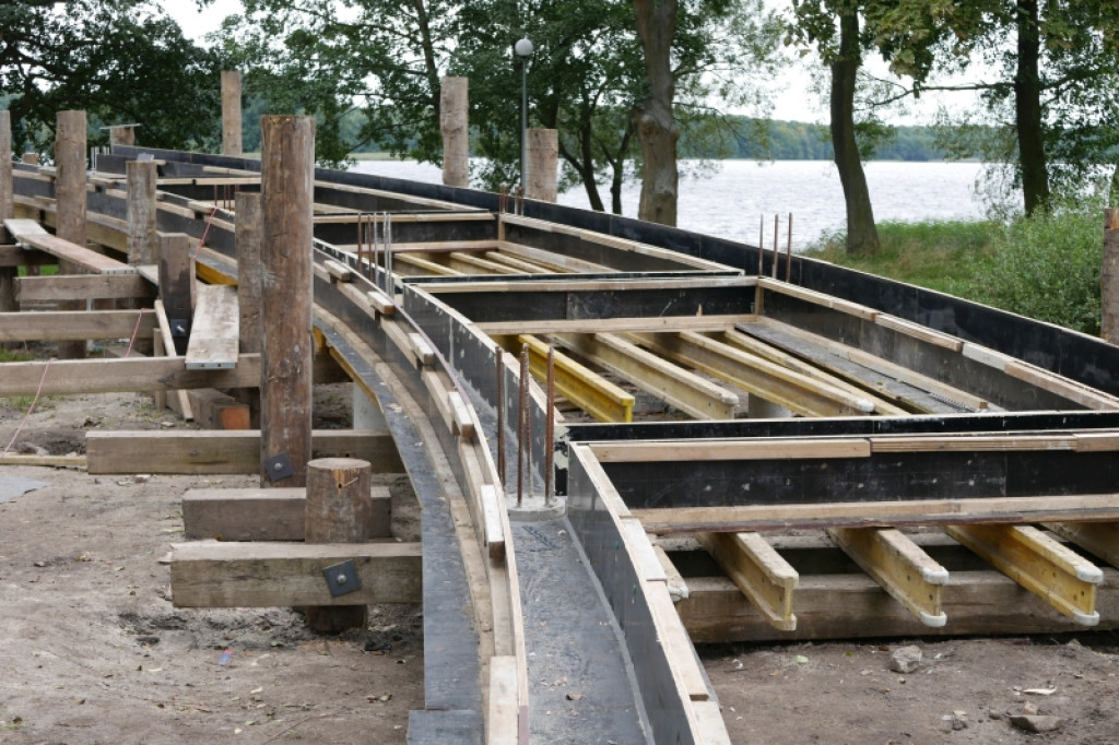 Trwa budowa dwupoziomowego pomostu na jeziorze Trzesiecko.