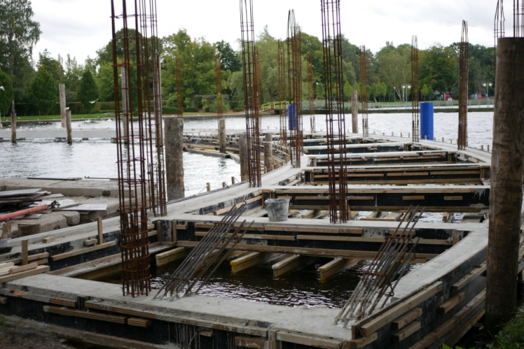 Trwa budowa dwupoziomowego pomostu na jeziorze Trzesiecko.
