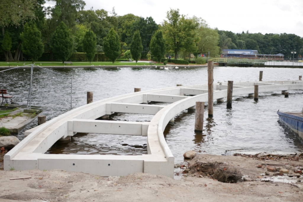 Trwa budowa dwupoziomowego pomostu na jeziorze Trzesiecko.