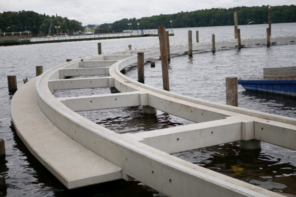 Trwa budowa dwupoziomowego pomostu na jeziorze Trzesiecko.