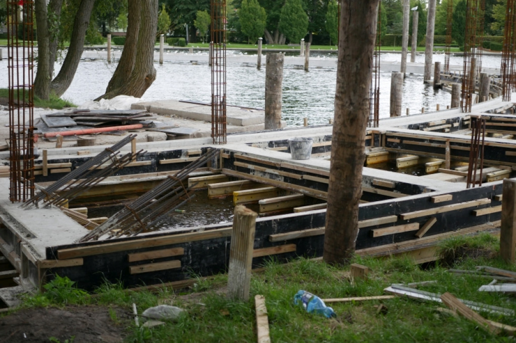 Trwa budowa dwupoziomowego pomostu na jeziorze Trzesiecko.