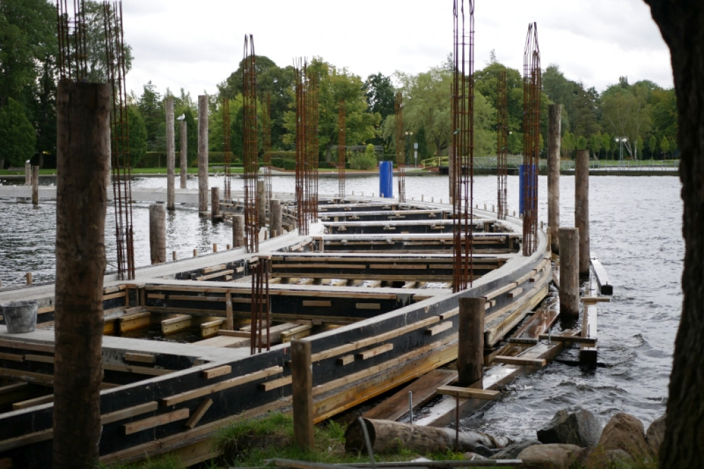 Trwa budowa dwupoziomowego pomostu na jeziorze Trzesiecko.