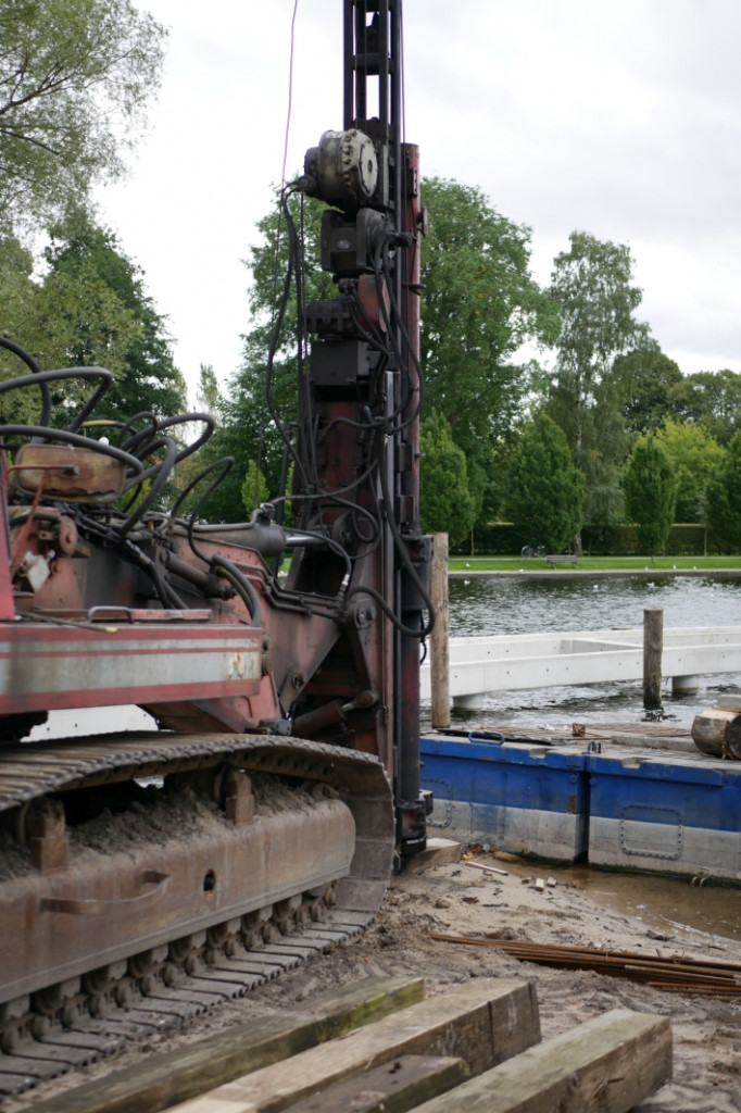 Trwa budowa dwupoziomowego pomostu na jeziorze Trzesiecko.