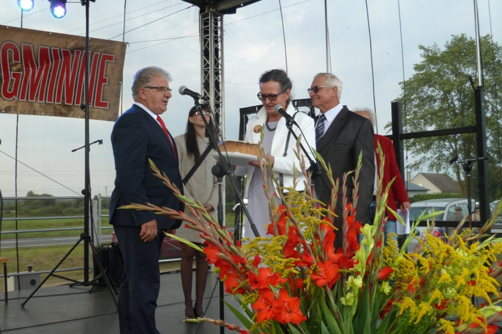 Premier Rządu Beata Szydło otrzymała chleb dożynkowy od szczecineckich rolników