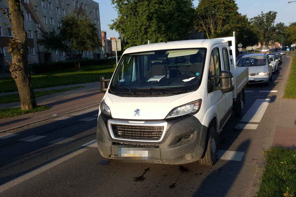 Wypadek na ul. Jana Pawła. Młody mężczyzna potrącony na pasach