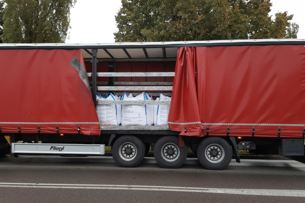 Ciężarówka zahaczyła ciężarówkę. Kolizja na ul. Cieślaka