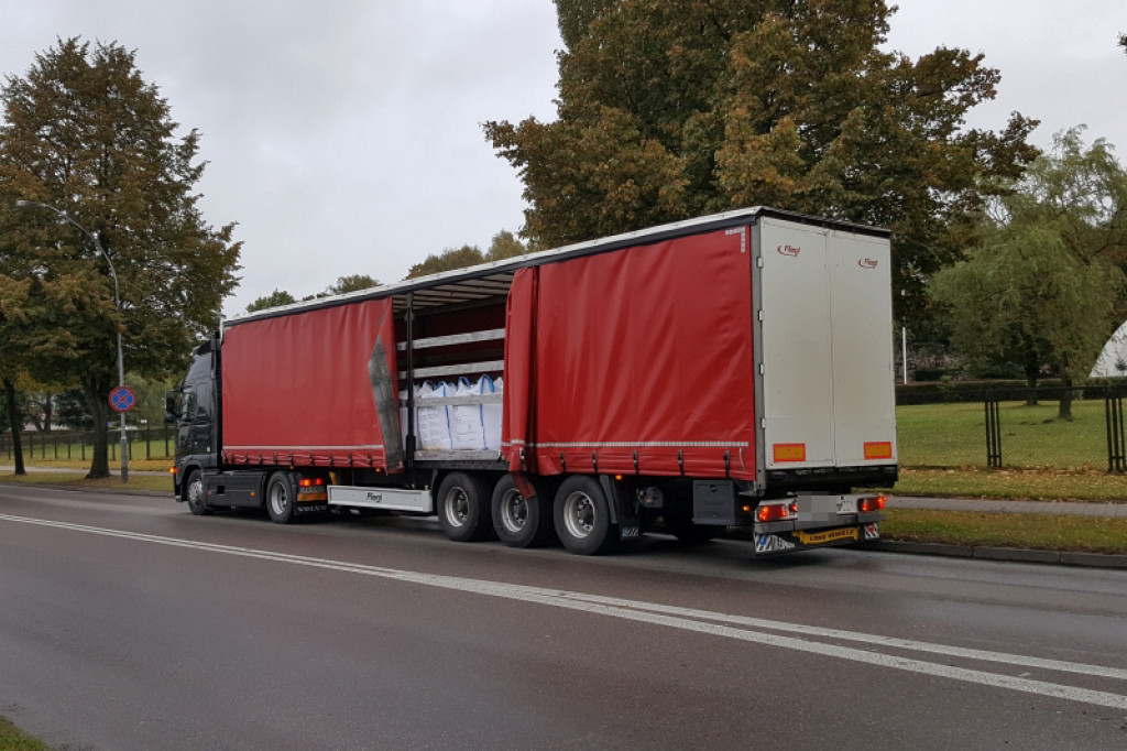 Ciężarówka zahaczyła ciężarówkę. Kolizja na ul. Cieślaka