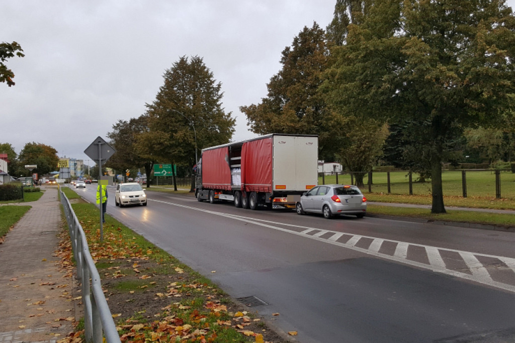 Ciężarówka zahaczyła ciężarówkę. Kolizja na ul. Cieślaka