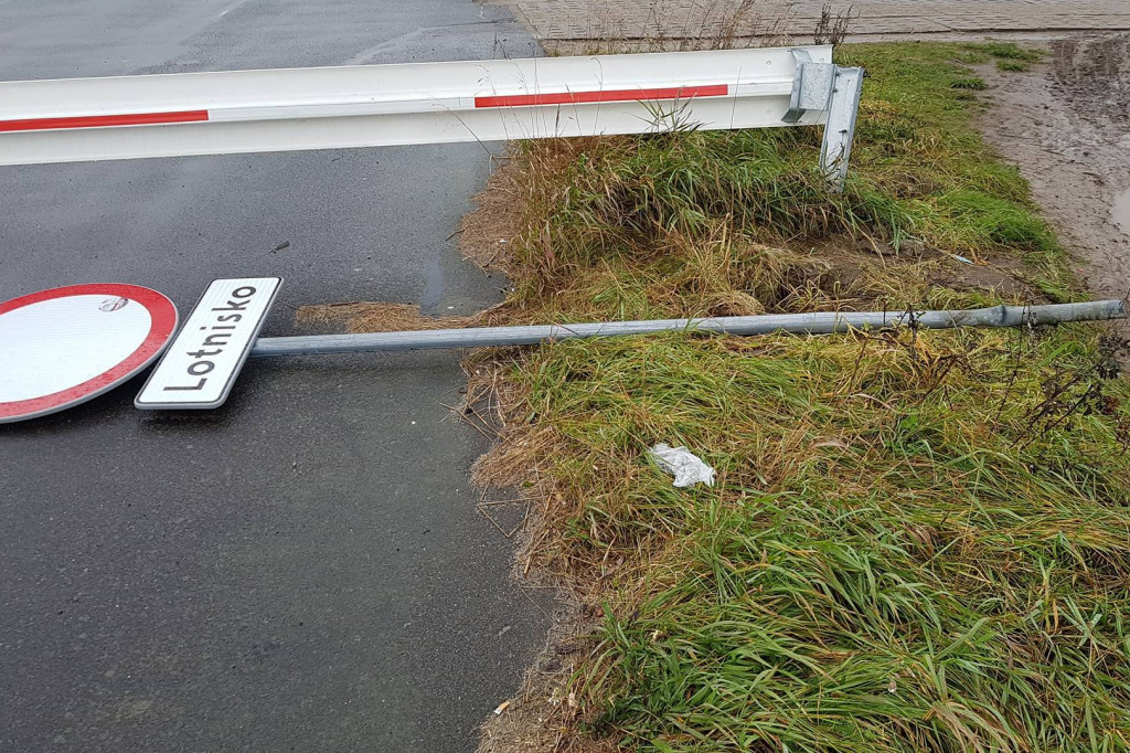 Zderzenie z barierką na lotnisku w Wilczych Laskach