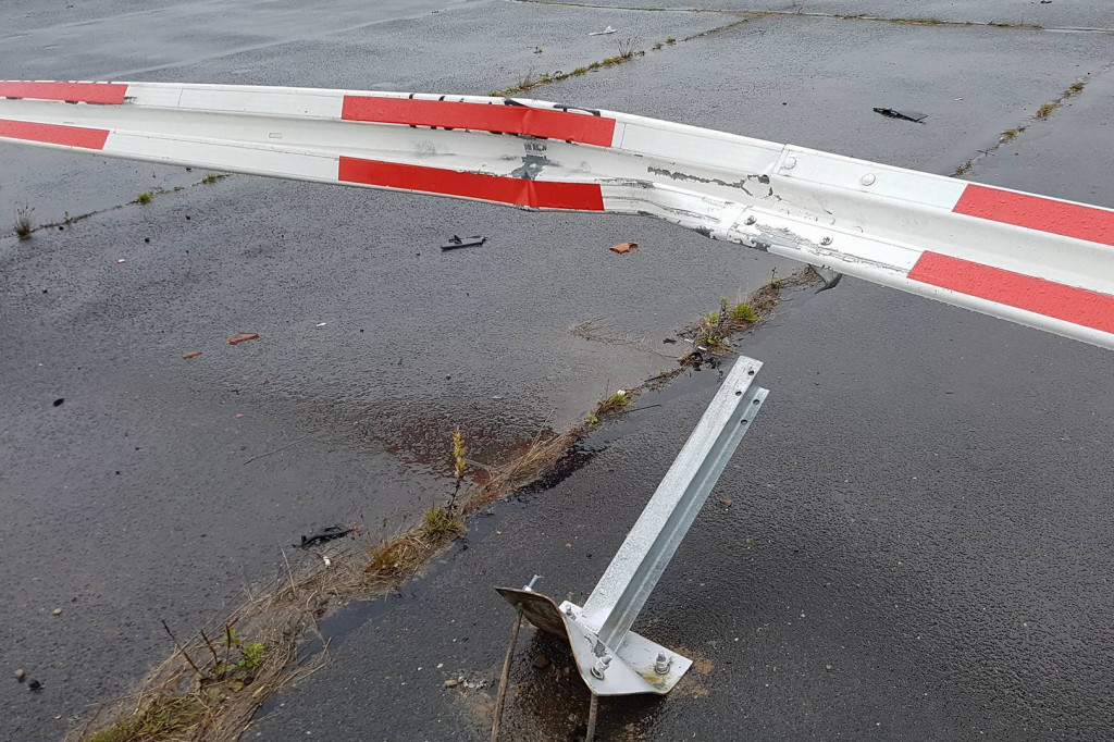 Zderzenie z barierką na lotnisku w Wilczych Laskach