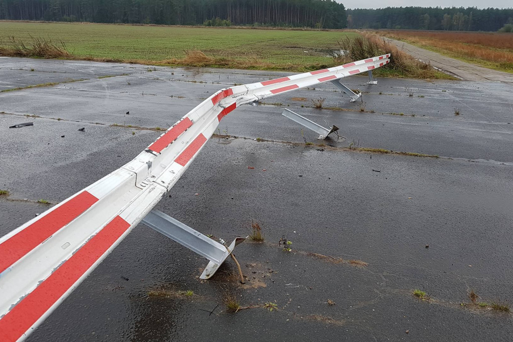 Zderzenie z barierką na lotnisku w Wilczych Laskach