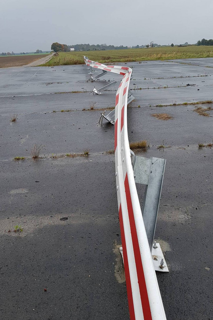 Zderzenie z barierką na lotnisku w Wilczych Laskach